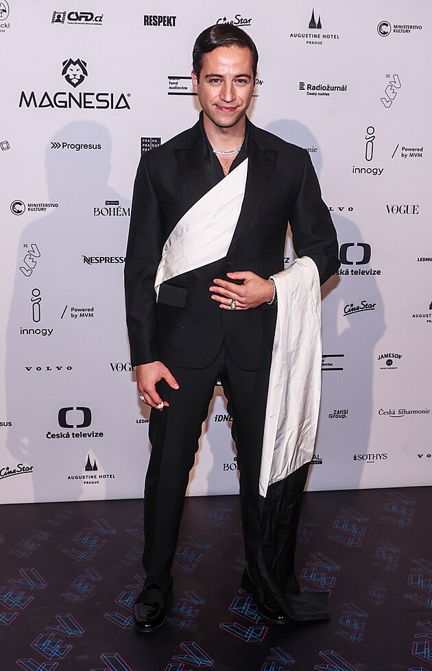 Zp�v�k Milan Peroutka.