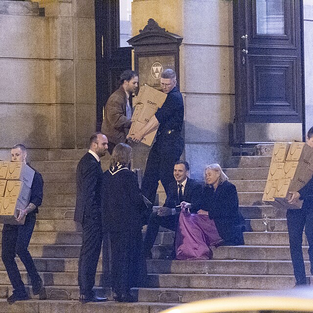 Sklenice cateringu odn�en� z Rudolfina kolem no�n�ch sov