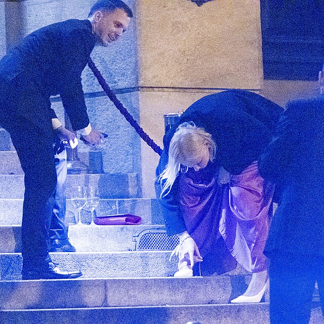 N�kter� sklenice musely ur�t� skon�it pod schody �i na schodech rozbit�