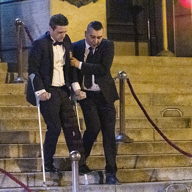 Schody Rudoflina tentokr�t ��dnou past nenachystaly ani pro ty, kdo museli na p�enos s ort�zou.