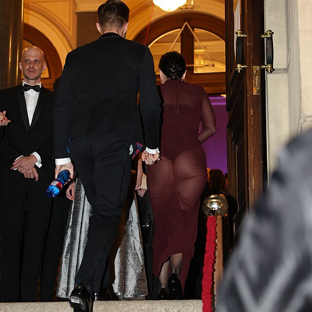 Maty� Ramba se dr�� sv� �eny, zat�mco fotografov� zachycuj� jeden z nejdiskutovan�j��ch model� �esk�ho lva.