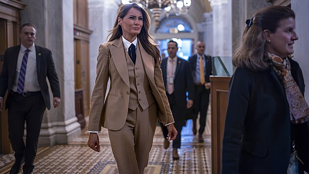 Melania Trump v pánském obleku op�t potvrzuje, �e styl má pevn� v rukou.