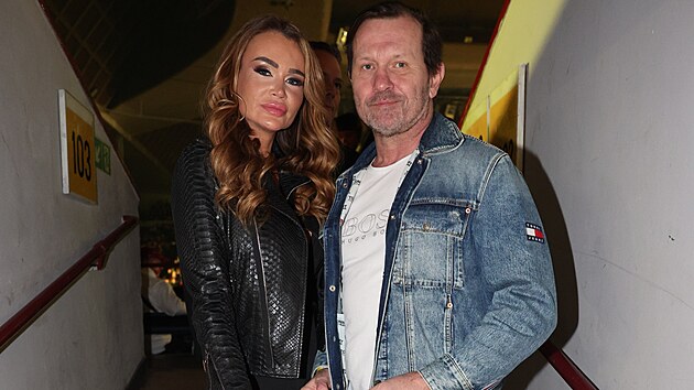 Eva Feuereislov� vsadila na �ernou ko�enou bundu a rud� dopl�ky, zat�mco Jarom�r Soukup se dr�el sv�ho le��rn�ho stylu v d��n�ch a sportovn�ch bot�ch.