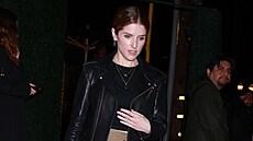 Anna Kendrick v elegantním minimalistickém stylu.