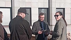 Marek Zlý s právnikou a synovcem ped soudem ve Frýdku Místku.