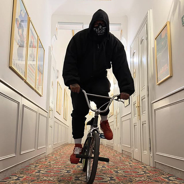 Známý rapper se vydal do Prahy a měl dostat pokutu za jízdu na kole. The Game to označil za rasismus