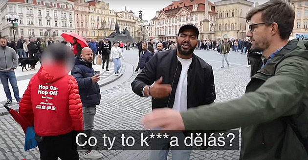 Zákaz pouličního prodeje v praxi: Červené deštníky z Prahy zmizely, prodejci však zůstávají