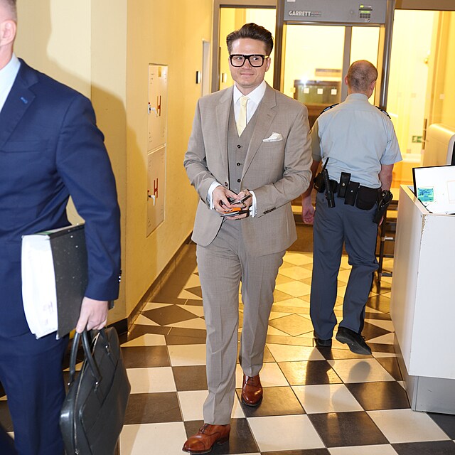 Ond�ej Brzobohat� p�ich�z� k soudu