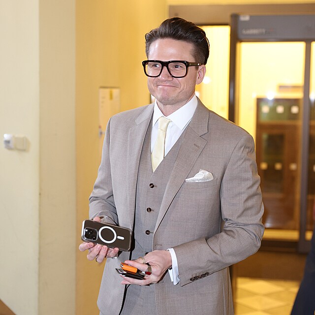 Ond�ej Brzobohat� p�ich�z� k soudu.