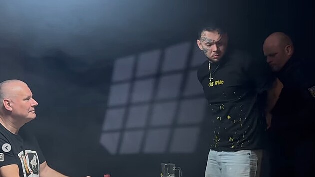 Rapper SickBRain vydal videoklip s Kaj�nkem, Reifem a Vilhelmem. Pot� ozn�mil sv�j n�stup do v�zen�