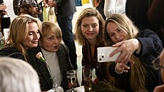 Simona se u stolu dob�e bavila s p�áteli a rodinou, u�ívala si uvoln�nou...