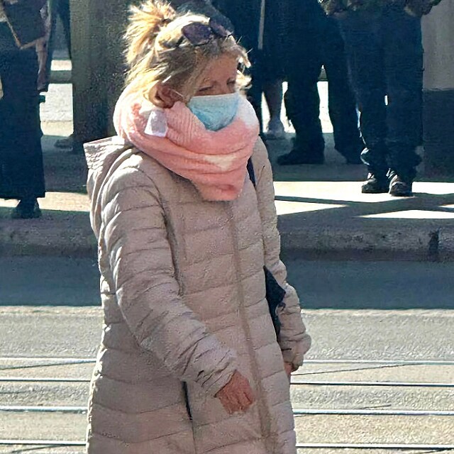 Shopaholic Adel �dajn� p�i�la o mo�nost vstoupit do insolvence. Ze sch�zky v...