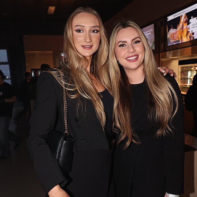 Viki Vackov� se sest�enic�