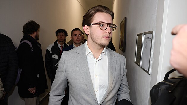 Jan Strach pichází k soudu.