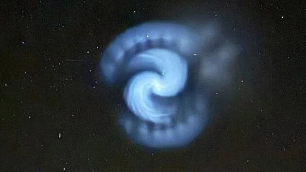 Lidi vyd�sila podivn� spir�la na obloze. Pozd�ji se uk�zalo, �e za ni m��e raketa SpaceX