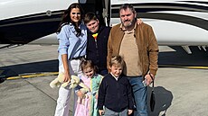 Ornella Koktová a její rodina odlétá