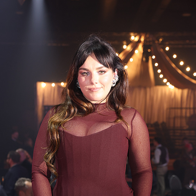 Dua Lipa zazpívala skladbu Ewy Farny. Ta získala 5 tisíc sledujících