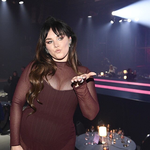 Ewa Farna pos�l� vzdu�nou pusu a d�v� najevo, �e si ve�er u��v�.