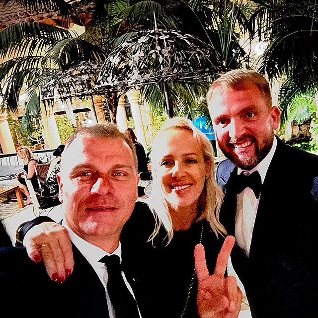 Vlasta Hjek s manelkou Zuzanou Belohorcovou a modertorem esko-slovenskho plesu Liborem Boukem