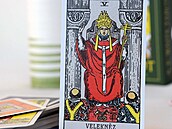 Tarot odhaluje skryté ance a cesty vaeho osudu.