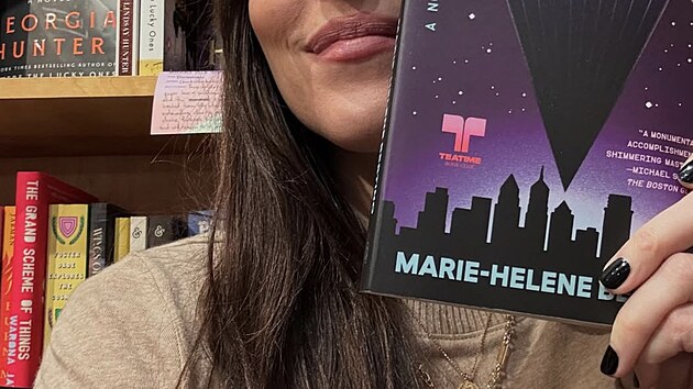 Dakota Johnson se svou TeaTime Book Club p�in�� v�b�r titul�, kter� se neboj� tmy, melancholie ani hloubky.