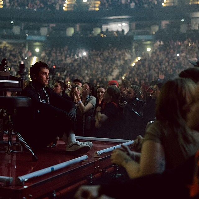 Tyler Joseph jde p��mo mezi fanou�ky.