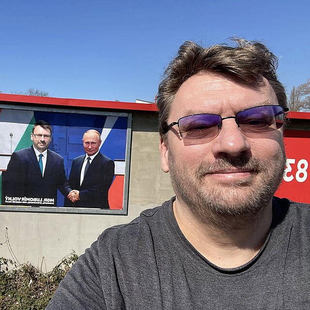Lubom�r Voln� p�ed sv�m billboardem