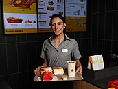 Za pokladnou McDonald�s vznikaly kariéry i p�átelství na celý �ivot.