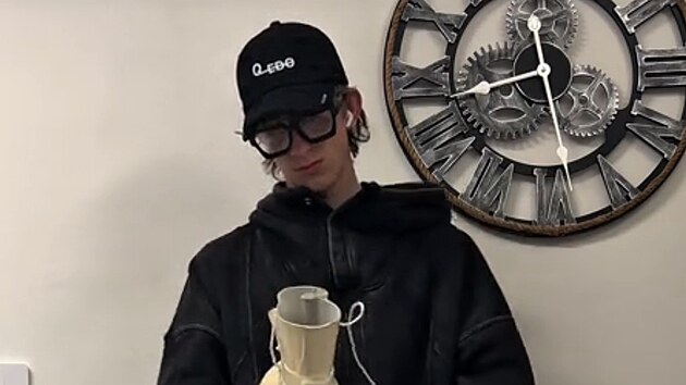 Byl Taryho fanoukem, nyn fand spchu. Taryho urka ho motivovala