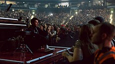 Josh jde p�ímo mezi fanou�ky.