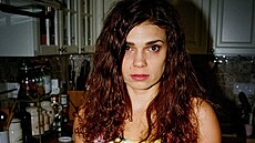 Denisa jako sexy housewife v d�ínových kra�asech s provokativn� otev�eným zipem.