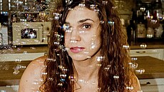 Denisa si hrav� u�ívá atmosféru retro focení s bublifukem a sexy outfitem.