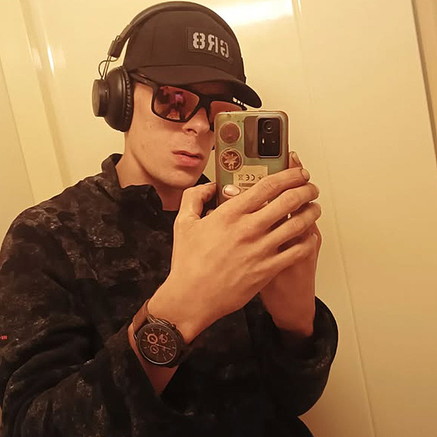 Přítel Shopaholic Adel představuje bizár. Podle lidí prý bere drogy