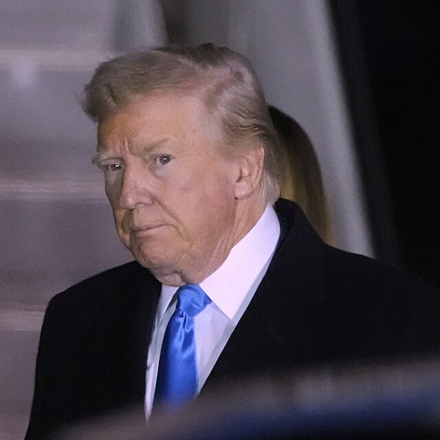 Donald Trump s manelkou Melani dorazili na papev poheb.