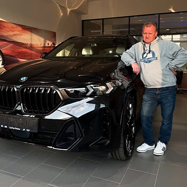 Tary koupil sv�mu otci BMW. Tvrd� pracoval, aby n�s u�ivil, vysv�tluje