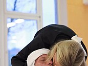 Radek Rou�al d�lá váhu a Nela Slováková mu pomáhá.