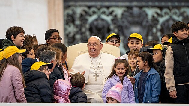 Pape Frantiek se rd obklopoval dtmi.