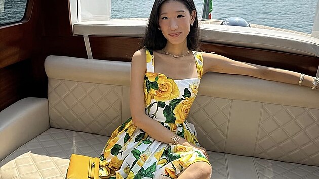 Zatmco svt donedvna obdivoval tich luxusn tny kamru od The Row a nenpadn epice Loro Piana, TikTok otoil smr. Msto noblesn skromnosti te fr piznan bohatstv  a v jeho stedu stoj Becca Bloom.