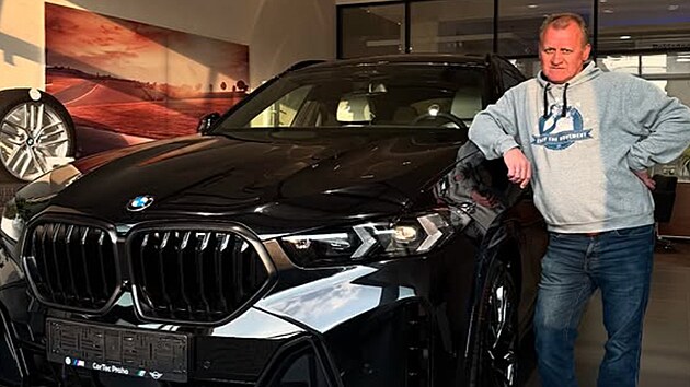 Tary koupil sv�mu otci BMW. Tvrd� pracoval, aby n�s u�ivil, vysv�tluje