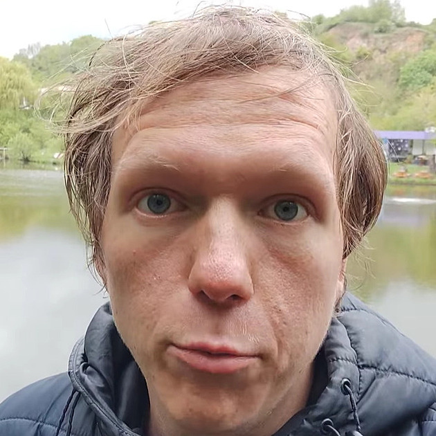 Bizarní rap ho dostal až k vystoupení na Majálesu. Jeho hudba trenduje