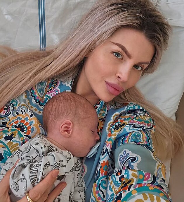 Lela Vmola s malm Arnoldem v nemocnici