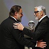 Russell Crowe pebr Zlat globus z rukou Jiho Bartoky