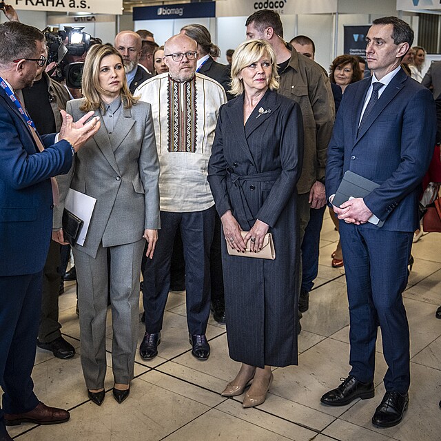 Prvn� d�my Olena Zelensk� a Eva Pavlov� na mezin�rodn� zdravotnick� konferenci v Praze. Ministr zdravotnictv� Vlastimil V�lek zaujal netradi�n�m outfitem � ukrajinskou vy�yvankou.