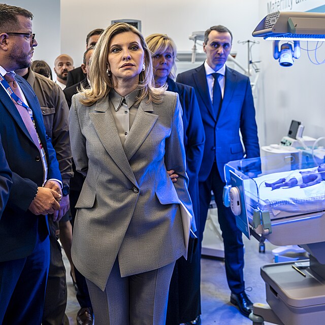 Ukrajinsk� prvn� d�ma v pohybu mezi jednotliv�mi prezentacemi konference. Jej� sv�tle modr� kost�m s elegantn�m minimalistick�m st�ihem skv�le zd�raz�uje jej� decentn� styl.