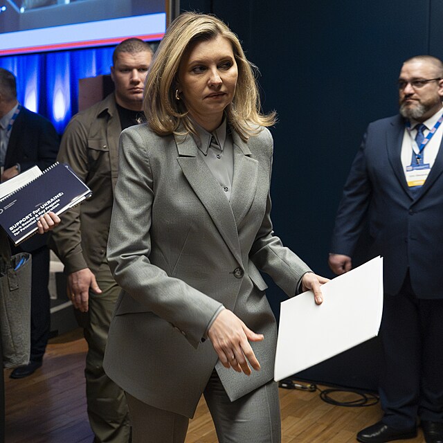 Prvn� d�ma Ukrajiny b�hem sv�ho projevu. Jemn� l��en� a decentn� ��es vhodn� dopl�uj� sofistikovan� kost�m.