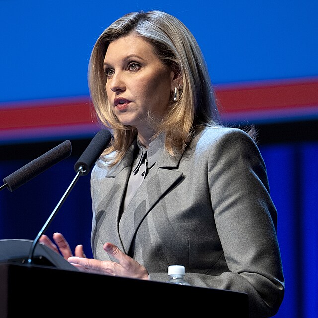 Olena Zelensk� se soust�ed�n�m v�razem sleduje prezentaci zdravotnick�ho vybaven�