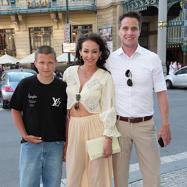 Ag�ta Hanychov� s Mirkem Dopitou a synem Kry�p�nem