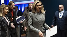 První dáma Ukrajiny b�hem svého projevu. Jemné lí�ení a decentní ú�es vhodn�...