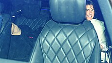 Tom Cruise odjí�dí z mejdanu, vedle n�j se kdosi skrývá, je to z�ejm� Ana de...