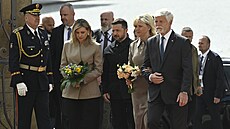 Olena Zelenská do eska dorazila v erné barv. Pak se sladila s Evou Pavlovou,...